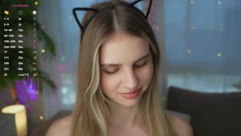 Snapshot of fluffy_angel chatting on December 23, 8:22 am Adeline online show from December 23, 8:22 am