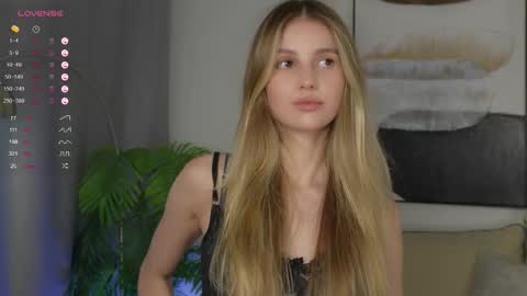 Snapshot of fluffy_angel chatting on September 21, 3:43 pm Adeline online show from September 21, 3:43 pm