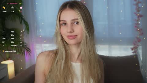 Snapshot of fluffy_angel chatting on December 9, 8:44 am Adeline online show from December 9, 8:44 am