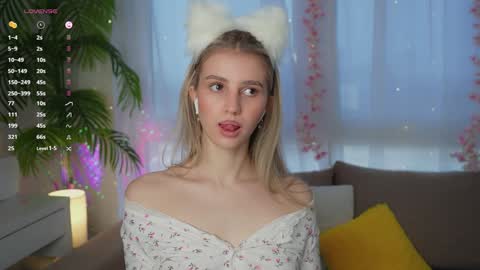 Snapshot of fluffy_angel chatting on January 15, 7:37 am Adeline online show from January 15, 7:37 am