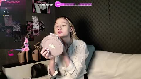 fluffy_cloude online show from May 5, 6:27 am