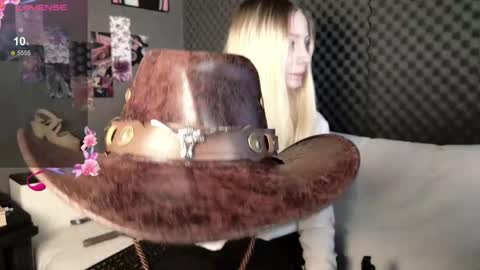fluffy_cloude online show from May 12, 4:10 am