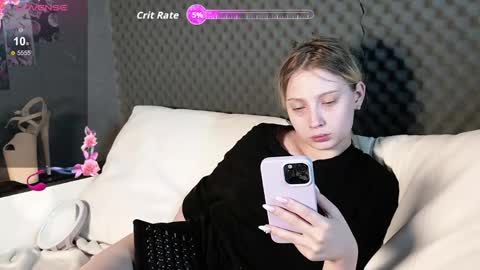 fluffy_cloude online show from May 6, 6:39 am