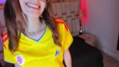 fox with 3 xs  online show from April 4, 8:18 pm