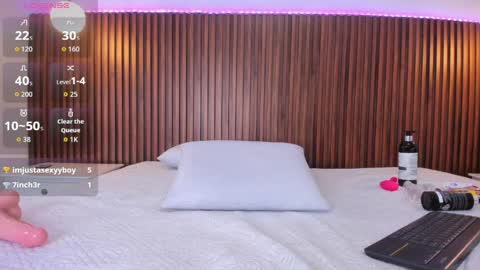 foxy_kylie online show from April 8, 9:28 pm