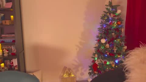 Snapshot of french_devotion chatting on December 18, 7:08 pm Louise or Lou 3 online show from December 18, 7:08 pm
