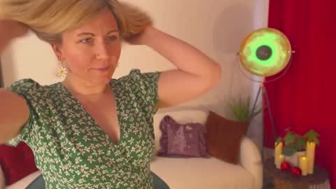 Snapshot of french_devotion chatting on February 24, 11:41 am Louise or Lou 3 online show from February 24, 11:41 am