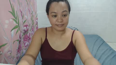 Snapshot of funluvnpinay4u chatting on December 11, 1:05 am MAE online show from December 11, 1:05 am