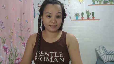 Snapshot of funluvnpinay4u chatting on December 18, 12:43 am MAE online show from December 18, 12:43 am