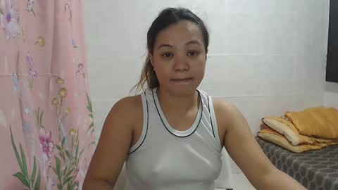 Snapshot of funluvnpinay4u chatting on December 3, 12:55 am MAE online show from December 3, 12:55 am