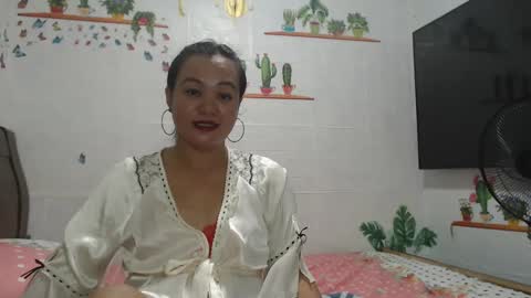 Snapshot of funluvnpinay4u chatting on February 14, 2:18 am MAE online show from February 14, 2:18 am