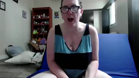 fuzzypeaches87 online show from May 17, 7:46 pm