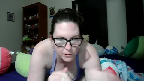 fuzzypeaches87 online show from May 10, 4:58 am