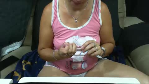 Snapshot of gabibrasil chatting on December 8, 2:18 am gaby layla online show from December 8, 2:18 am
