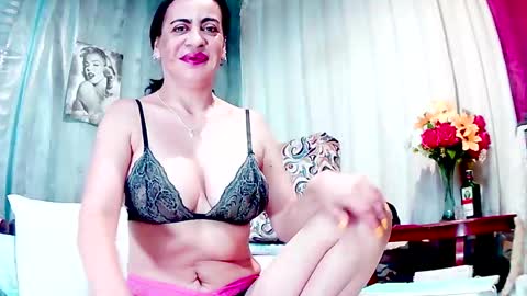 Snapshot of gabriela_sexy chatting on December 2, 12:39 pm Gabriella Lopez online show from December 2, 12:39 pm
