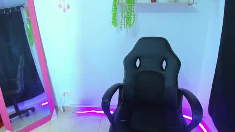 giaaaa   online show from March 13, 2:02 am