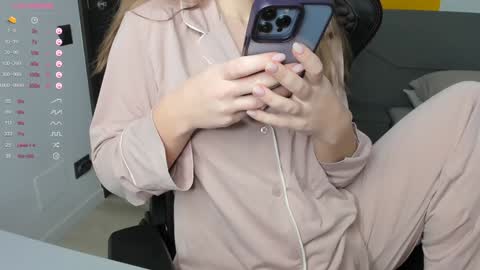 gigihadd online show from December 26, 5:40 pm