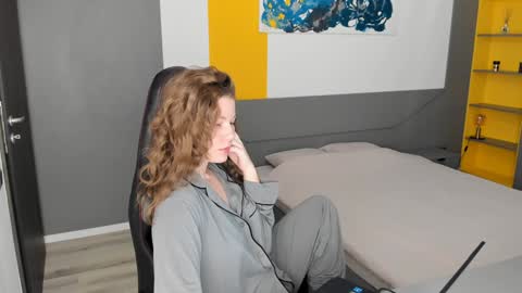 gigihadd online show from December 11, 11:08 am