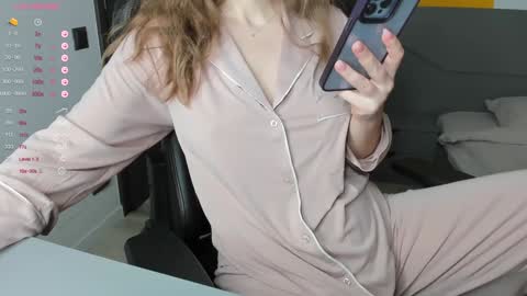 gigihadd online show from January 25, 2:08 pm