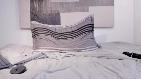 Giigii Hadid  online show from May 20, 9:45 pm
