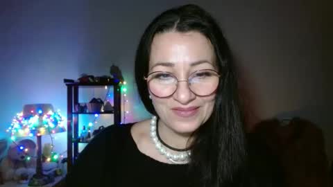 GinaONeon online show from February 8, 8:45 pm