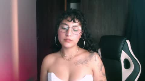 giny_bean online show from May 26, 3:17 am