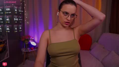 Snapshot of girl_peach_ chatting on February 15, 7:28 pm Kate online show from February 15, 7:28 pm