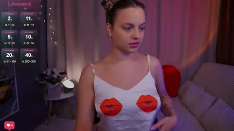 Snapshot of girl_peach_ chatting on February 11, 6:55 pm Kate online show from February 11, 6:55 pm