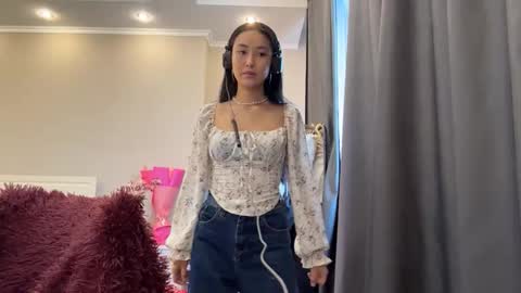 Mia online show from March 16, 10:52 am