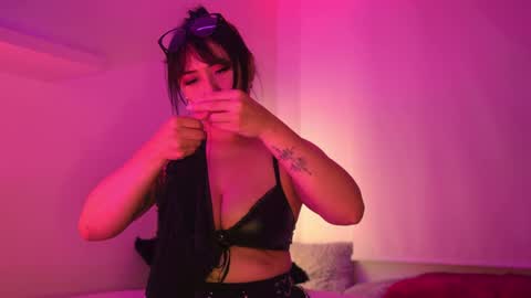 Mimi online show from May 9, 10:34 pm