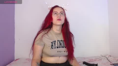 Snapshot of goddess_allison chatting on December 26, 12:36 am goddess_allison online show from December 26, 12:36 am
