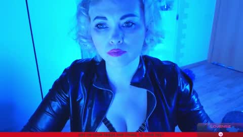Snapshot of goddess_isabella11 chatting on February 13, 11:06 am Mrs. Isabella online show from February 13, 11:06 am