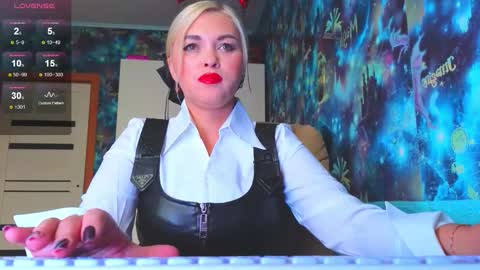 Snapshot of goddess_isabella11 chatting on October 4, 4:29 am Mrs. Isabella online show from October 4, 4:29 am