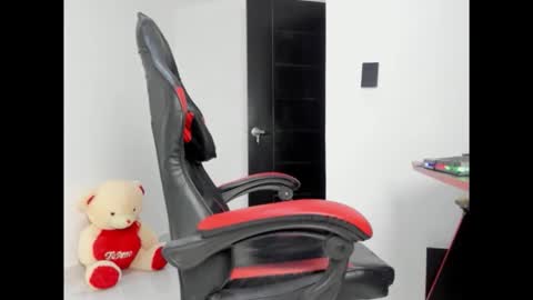 goddess_of_pigs online show from April 12, 7:55 am