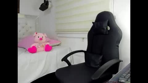 goddess_of_pigs online show from January 7, 4:16 am