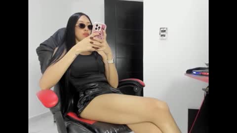 goddess_of_pigs online show from April 7, 4:58 am