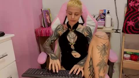 vee online show from April 28, 12:20 pm
