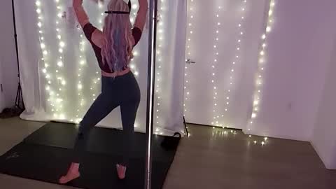 Goddess Delphine online show from November 19, 5:18 am