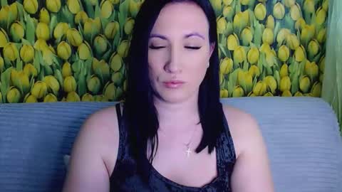 goldmoonn online show from April 4, 1:10 pm