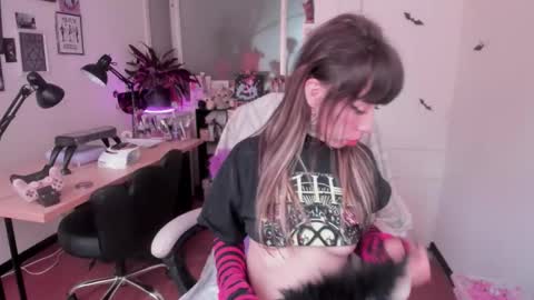 Snapshot of gothic_do11 chatting on October 9, 5:06 pm hi my name is Elizabeth nice to meet you online show from October 9, 5:06 pm