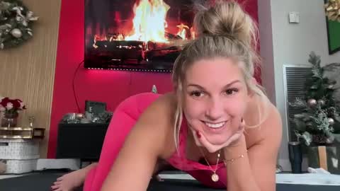 Snapshot of graciemae_baexx chatting on December 6, 6:49 pm Gracie Mae online show from December 6, 6:49 pm