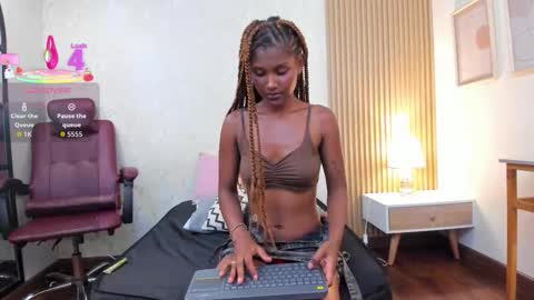 Halley Lorens online show from November 5, 9:20 pm