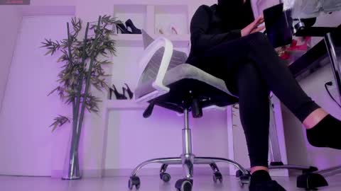 HANNAH HOWELL online show from May 25, 9:41 am