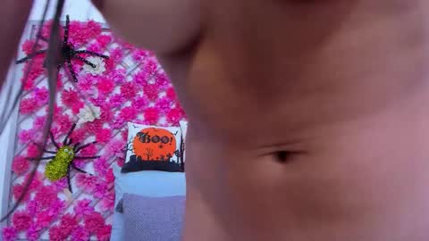 Hannah Miller online show from October 18, 1:36 pm