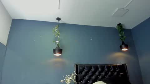 HANNAH MILLER online show from March 5, 5:08 pm