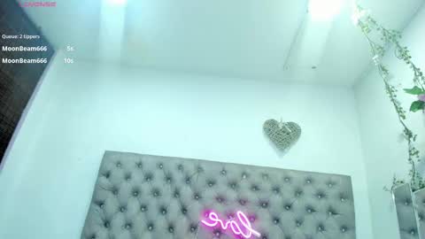 HANNAH MILLER online show from September 18, 6:39 pm