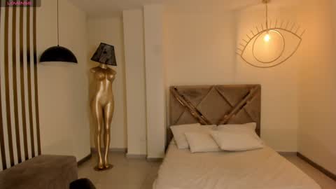 HANNAH J online show from December 4, 6:50 pm