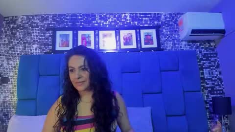 Snapshot of hanny_milf_ chatting on October 22, 11:37 am HANNY online show from October 22, 11:37 am