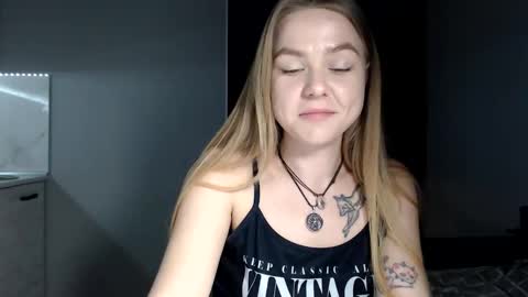 happy_fox_ online show from February 28, 8:52 pm