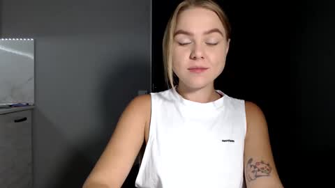 happy_fox_ online show from September 15, 7:32 pm